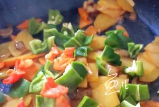 放入青椒块翻炒均匀