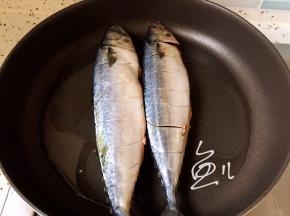 鲅鱼放入油锅煎一下