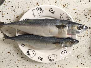 鲅鱼去腮去内脏，洗净后用刀在鱼身上切几刀（方便入味）