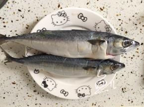 鲅鱼去腮去内脏，洗净后用刀在鱼身上切几刀（方便入味）