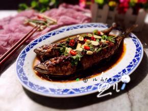 装盘，撒香菜段和大蒜片、小米椒圈食用