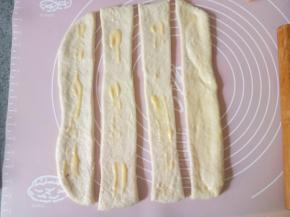 然后切成两指宽的长条4条，把刚才拌匀的黄油炼乳酱涂抹到面片上，抹均匀