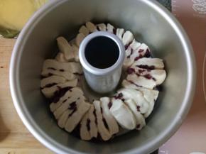 然后摆进烟囱戚风模具进行二次发酵。二发可以放进烤箱里，同时放进去一盆儿60度左右的温水给生胚制造合适的温度和湿度。