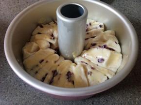 二次发酵完成，即生胚长大一圈，用手指轻轻按压有弹性即可。此时预热烤箱185度。把剩余的炼乳涂抹在生胚表面，然后放进烤箱调整温度至180度烘烤15-20分钟即可。