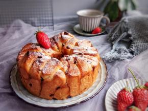 表面呈现淡焦糖色，如果感觉上色过重可以加盖锡纸。出炉以后吃的时候筛一层薄薄的糖粉又好看又好吃。