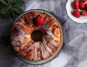 这款面包十分松软香甜，因为加入了炼乳，所以奶甜奶甜的，但是又不会特别甜到发腻，恰到好处的淡淡甜味十分可口。