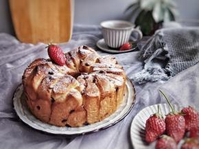 再加上酸甜的蔓越莓果粒，又给了面包另一层口感和口味，吃一口麦香、发酵香、奶香、甜香加酸甜的果香在口腔中交融，口味层次丰富又十分搭配，太享受了。