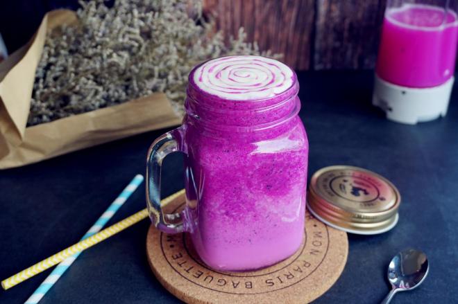 香蕉火龙果奶昔