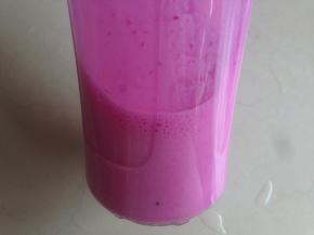 先做浅色的部分，用料理机搅打十几秒，打好的淡紫色的奶昔