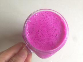 通过汤匙，将奶昔缓慢倒入杯中，不要一下子将奶昔倒入，否则会混合不好看，留一丁点深色的奶昔，最后画圈圈用