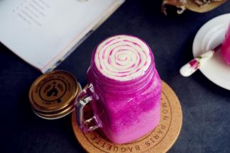 淡奶油加糖打发，用打发好的淡奶油，填满杯面，用牙签沾点刚剩下的火龙果奶昔，画图案，发挥你的想象力哟，还可以在上面写字，随你喜欢