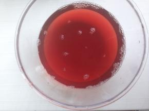 锅里的水开后，将苋菜放入锅中，焯煮2分钟左右，将苋菜捞起来，取560克苋菜水