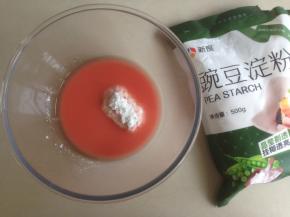 100克苋菜水晾凉后，倒入80克的豌豆粉