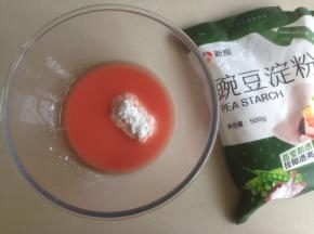 100克苋菜水晾凉后，倒入80克的豌豆粉