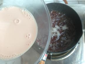 剩下的苋菜水加一丁点盐煮开后，将豌豆粉浆倒入（在倒入之前，必须再搅拌一下豌豆粉浆，因为放置一会儿，就会有沉淀的）。一边倒一边搅拌，我用的是刮刀拌，很快就变得粘稠，还有气泡翻腾，关火