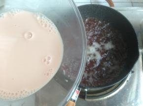 剩下的苋菜水加一丁点盐煮开后，将豌豆粉浆倒入（在倒入之前，必须再搅拌一下豌豆粉浆，因为放置一会儿，就会有沉淀的）。一边倒一边搅拌，我用的是刮刀拌，很快就变得粘稠，还有气泡翻腾，关火
