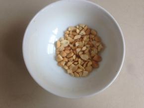 在冷藏过程中，将花生仁炒香，去皮，弄碎。另锅里加入醋、盐、糖、香油、生抽和蒜蓉煮一下。因为我家人都吃不了辣，所以配料里就没放辣椒了