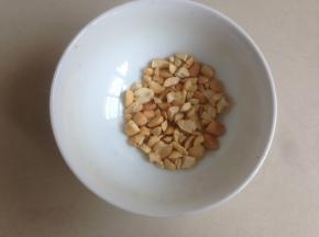 在冷藏过程中，将花生仁炒香，去皮，弄碎。另锅里加入醋、盐、糖、香油、生抽和蒜蓉煮一下。因为我家人都吃不了辣，所以配料里就没放辣椒了