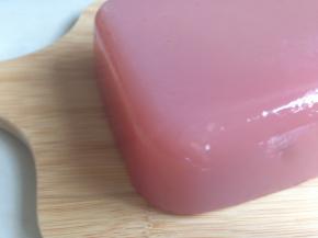 冷藏后的豌豆凉粉倒扣，用刀切成细长条