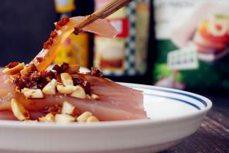 撒上花生碎和调料即可品尝