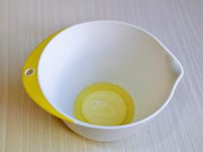 先做蛋黄糊，首先将牛奶与玉米油倒入器具中，打至完全融合在一起。