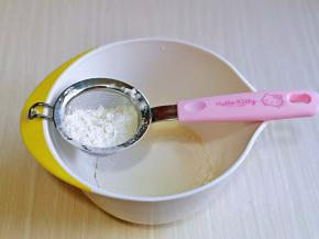 筛入面粉，用硅胶铲翻拌均匀，看不到干粉。