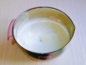 细腻时再加入三分之一的糖，继续打发。电动打蛋器高速打发，打至湿性发泡。