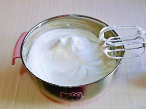 加入最后的三分之一糖，，继续打发至蛋白出现细腻的纹路，将电动打蛋器调低速打发一会儿，感觉有些阻力时，可以停止，以免消泡，提起打蛋器有微微的弯勾即可！