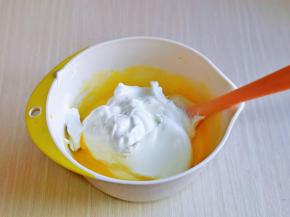 取三分之一的蛋白霜加入蛋黄糊中，翻拌手法直至看不到蛋白霜。