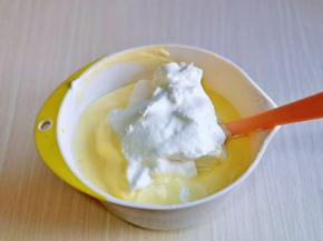 再取三分之一的蛋白霜加入蛋黄糊中，继续翻拌直至看不到蛋白霜。