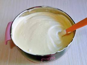 最后将蛋黄糊倒入蛋白霜的容器中，翻拌直至看不到蛋白霜即可。拌好的蛋糕糊，细腻光滑，饱满。