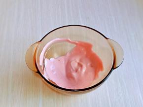 盛出一小勺，滴入红丝绒液，翻拌均匀，装入裱花袋中。