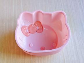 取出学厨kitty硅胶模具，做好的红丝绒装入裱花袋中，挤在蝴蝶结与鼻子处即可。