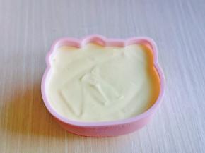 再把剩下的原味蛋糕糊，倒入模具中，震出气泡。