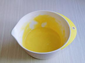 用手动打蛋器充分拌均匀，拌的时候使用手动打蛋器呈Z字形状来回翻动，不要转圈搅拌，以免起筋。