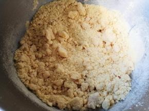 水烧开，放入玉米粉，搅拌均匀，冷却至手温