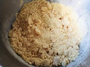 水烧开，放入玉米粉，搅拌均匀，冷却至手温