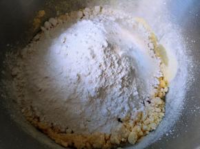 加入中筋粉