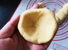 将面皮整成碗状