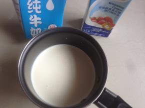 牛奶和淡奶油倒入小奶锅中