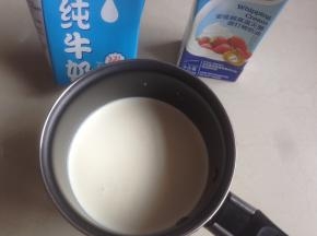 牛奶和淡奶油倒入小奶锅中