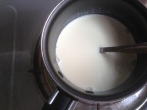 倒入细砂糖，小火加热煮至糖融化，放至温热