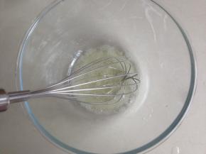 蛋清用打蛋器或者筷子打散