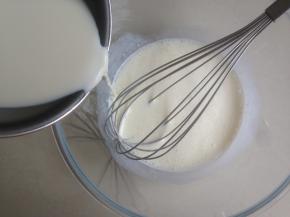 将放至温热的牛奶液体倒入，一边倒一边搅拌