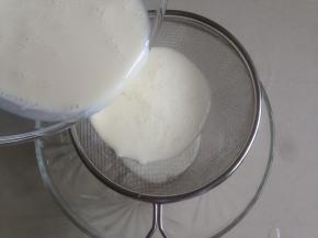 再用筛网过筛1-2次，使成品更细嫩