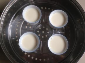 倒入小布丁碗中，若表面有大气泡，可用牙签戳破。盖上锡纸，或者耐高温保鲜膜，将布丁碗放入蒸屉中