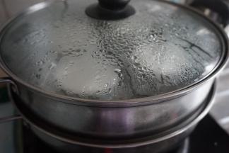 蒸锅里的水烧开后，放上蒸屉，盖上锅盖，蒸5-8分钟左右