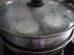 蒸锅里的水烧开后，放上蒸屉，盖上锅盖，蒸5-8分钟左右