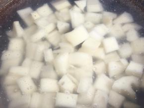 藕丁入锅中焯烫四十秒，藕丁入锅后，心中默数四十下，待藕丁变成半透明状，捞出。
