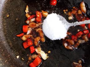 加入白糖炒至融化。